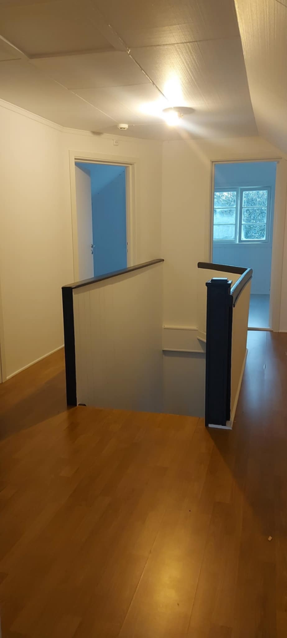 Gang i annen etasje, med inngang til alle fire soverom, garderobe, samt et kott. 